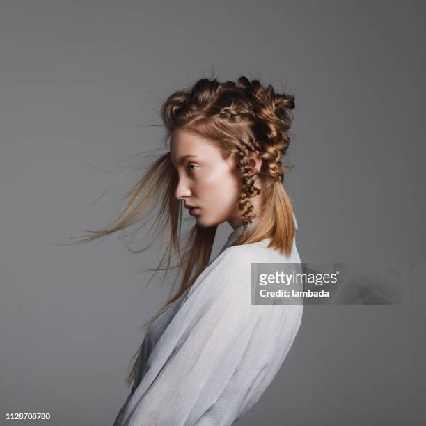 donna con acconciatura creativa - stile di capelli foto e immagini stock
