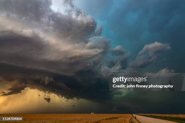 a stunning looking severe hail storm works its way across kansas, usa - meteo estremo foto e immagini stock