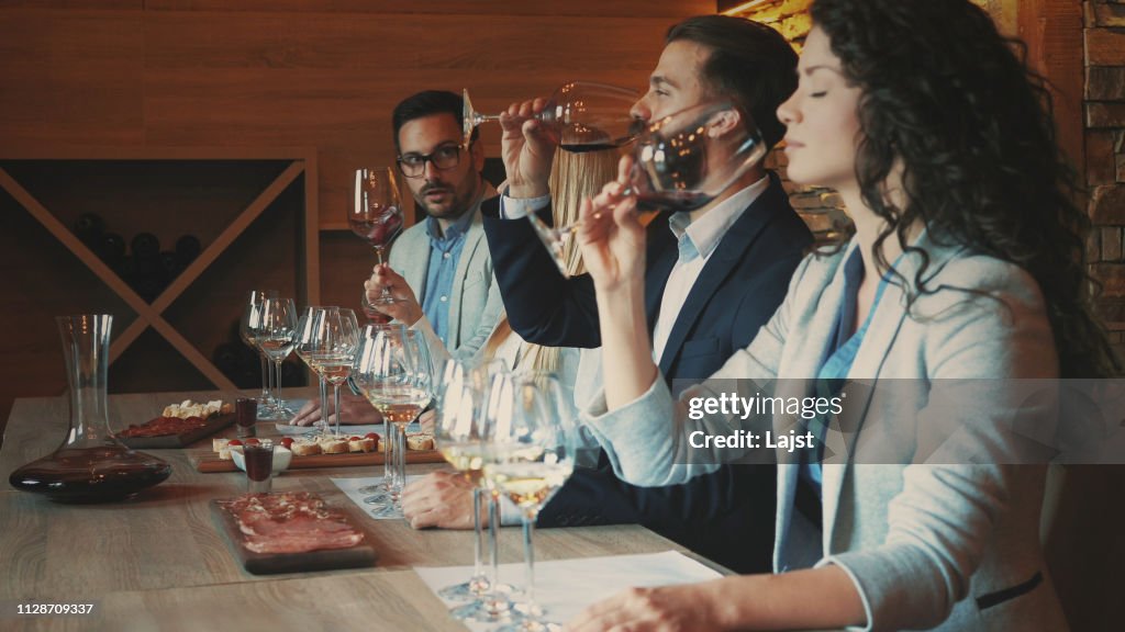 Freunde, die Weinprobe zusammen