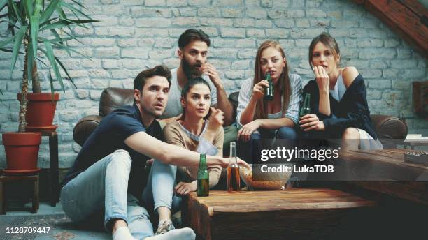 watching football world cup with friends - drinking buddies filme imagens e fotografias de stock