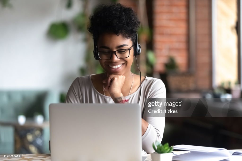 Estudiante inteligente aprender utilizando internet y auriculares