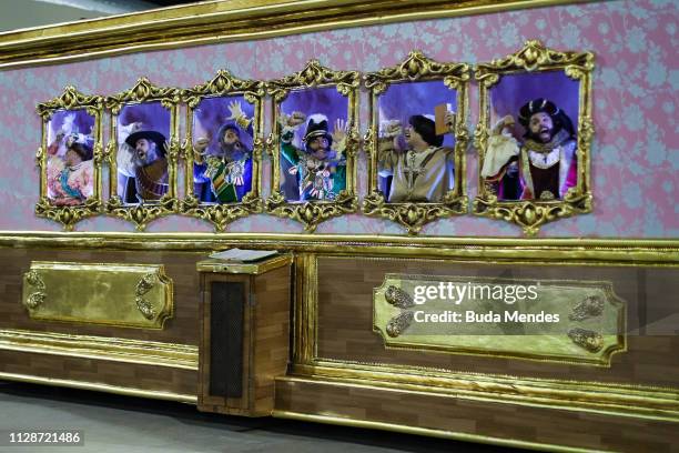 Members of Mangueira Samba School perform during the parade at 2019 Brazilian Carnival at Sapucai Sambadrome on March 04, 2019 in Rio de Janeiro,...