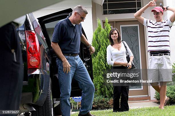 Keith Stansell exits a vehicle as he arrives at his parents' home with his fianc+¼, Patricia Medina, and son, Kyle, in Bradenton, Florida, Saturday,...