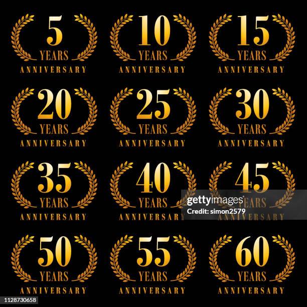 ilustraciones, imágenes clip art, dibujos animados e iconos de stock de conjunto de emblema aniversario - 25° aniversario de boda