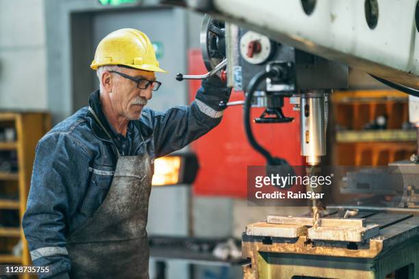 trabajador de turner en broca en un taller de trabajo - manufacturing equipment fotografías e imágenes de stock