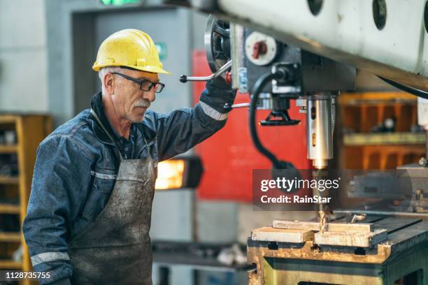 trabalhador de turner, trabalho na broca em uma oficina - trabalho na terceira idade - fotografias e filmes do acervo
