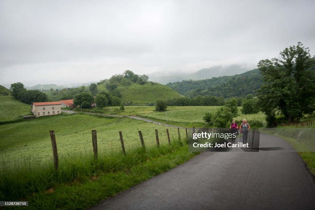 Pilger Wandern den Camino de Santiago in der Nähe von Saint-Jean-Pied-de-Port