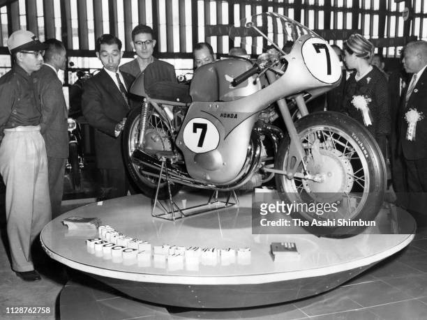 Prince Takamatsu watches Honda Motor Co's RC160 during the 6th Tokyo Motor Show on October 23, 1959 in Tokyo, Japan.