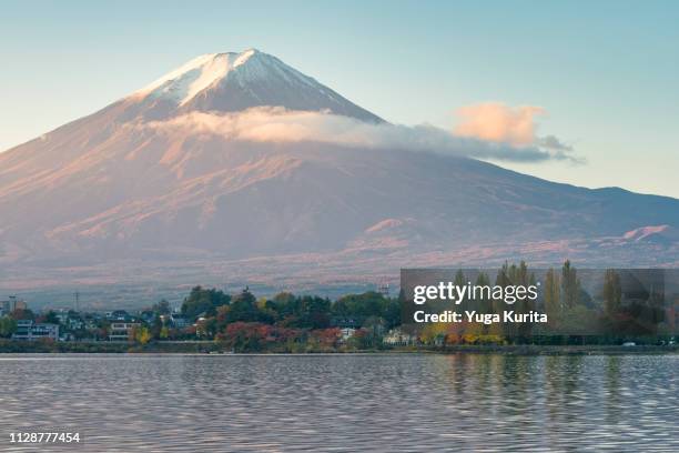 mt. fuji over lake kawaguchi - präfektur yamanashi stock-fotos und bilder