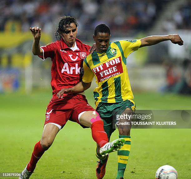 Den Haag's Charlton Vicento vies with Bryan Ruiz of FC Twente Enschede during their Dutch first league football match in the Hague, on April 22,...
