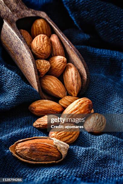 närbild av öppna mandel i en grupp som kommer ut från en servering scoop - mandel bildbanksfoton och bilder