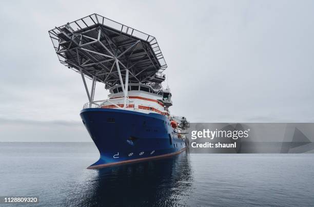 offshore-öl-versorgungsschiff - hubschrauber landeplatz stock-fotos und bilder