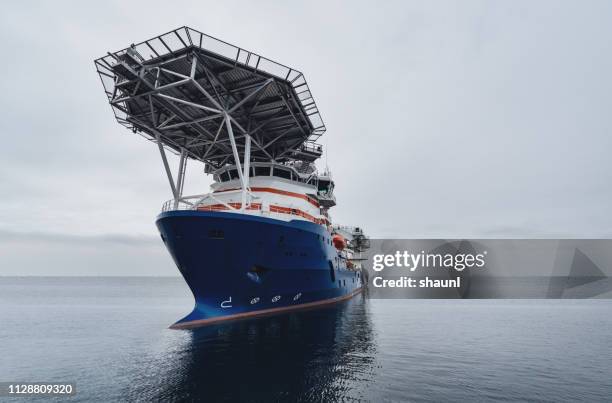 offshore olie-bevoorradingsschip - helikopterplatform stockfoto's en -beelden