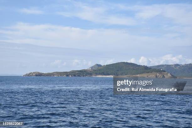 cíes island, amazing national marine-terrestrial park a beach paradise - linha do horizonte sobre água 個照片及圖片檔