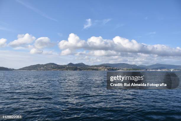 cíes island, amazing national marine-terrestrial park a beach paradise - linha do horizonte sobre água stock pictures, royalty-free photos & images