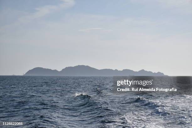 cíes island, amazing national marine-terrestrial park a beach paradise - rebentação stockfoto's en -beelden