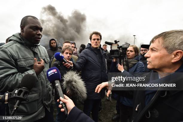 Orne's member of parliament and former head of the Fleury-Merogis' prison, Joaquim Pueyo speaks to prison guards blocking the entrance to the...