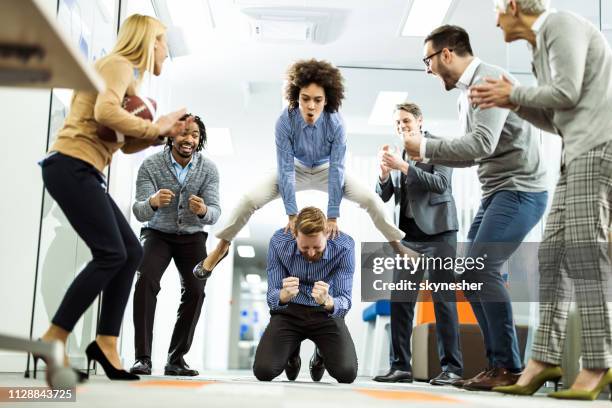 leapfrog spiel auf eine pause im büro! - bockspringen stock-fotos und bilder