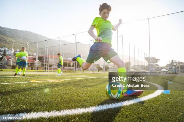 soccer player kicking ball - rematar �� baliza imagens e fotografias de stock