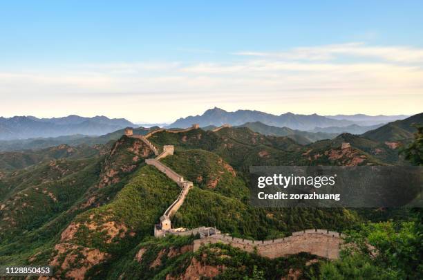 vista aérea de la gran muralla en la mañana, china - gran muralla china fotografías e imágenes de stock