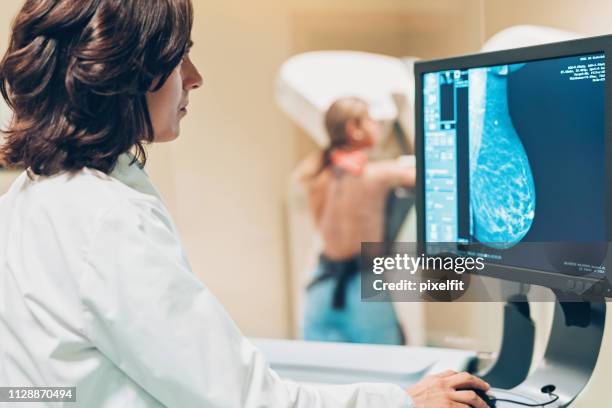 para resolver los problemas de salud de la mujer - radiologist fotografías e imágenes de stock