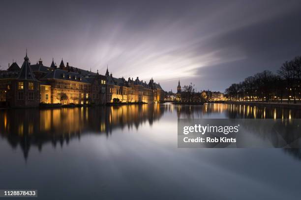 dutch houses of parliament ( binnenhof ) at night - regeringsgebouw 個照片及圖片檔