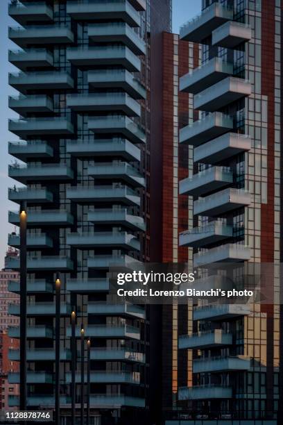 torre solaria, porta nuova district, milan italy - appartamento fotografías e imágenes de stock