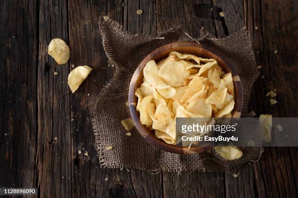 patatas fritas - tentempié salado fotografías e imágenes de stock