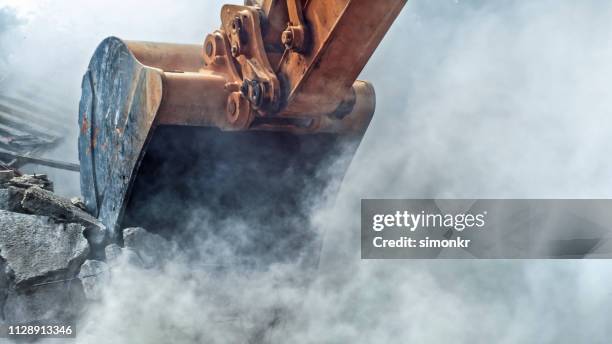 demolición de edificio - excavator fotografías e imágenes de stock