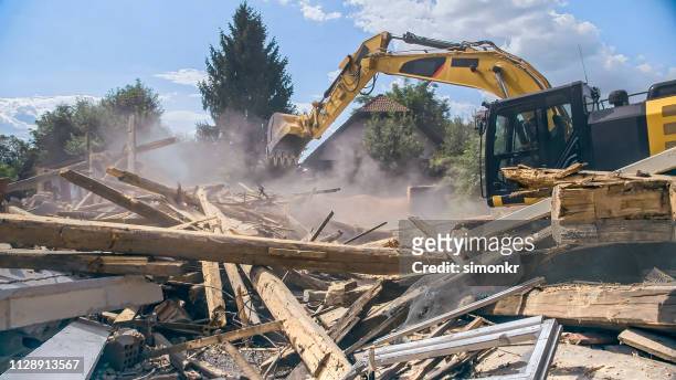 digger storten via de buitenmuren van het gebouw wordt gesloopt - demolition of florida sinkhole house continues stockfoto's en -beelden