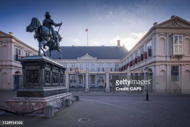 exterior of noordeinde palace in the hague - noordeinde palace stock pictures, royalty-free photos & images