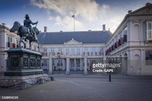 exterior of noordeinde palace in the hague - noordeinde palace stock pictures, royalty-free photos & images