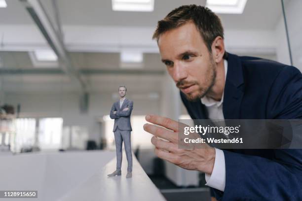 businessman watching his ßd portrait - imitador fotografías e imágenes de stock
