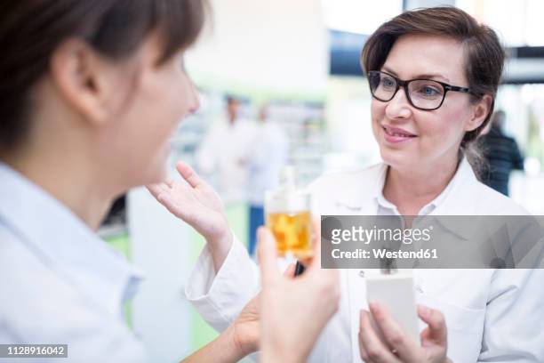 pharmacist advising customer in pharmacy - cosmetic testing store stock pictures, royalty-free photos & images
