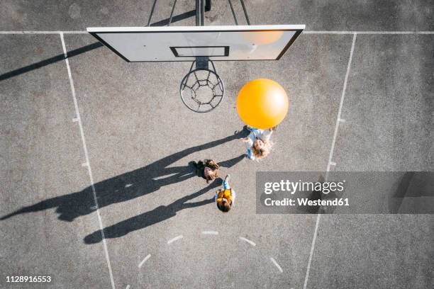 austria, aerial view of basketball field, mother and children playing basketball with big ball - 籃球 球 個照片及圖片檔