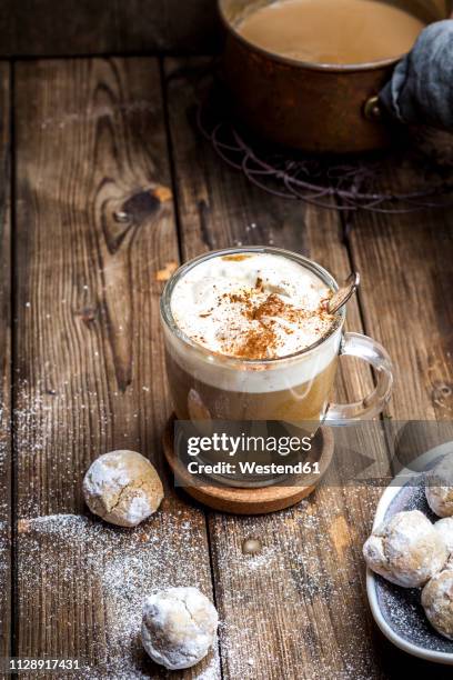 pumpkin spice latte with a dollop of cream and some cookies - café con leche con especias de calabaza fotografías e imágenes de stock