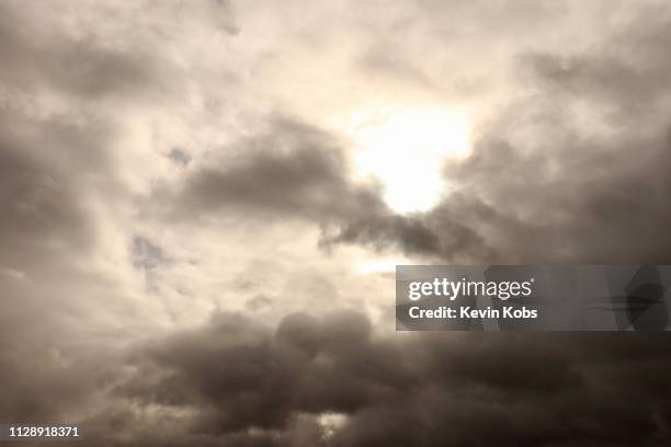 picture of sun with cloud formation at bad weather in landscape mode. - lichtquelle fotografías e imágenes de stock