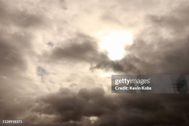 picture of sun with cloud formation at bad weather in landscape mode. - leuchtkraft 個照片及圖片檔