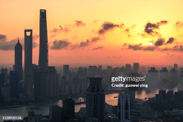 shanghai morning，red sunrise sea, sun shining - 黃昏 fotografías e imágenes de stock
