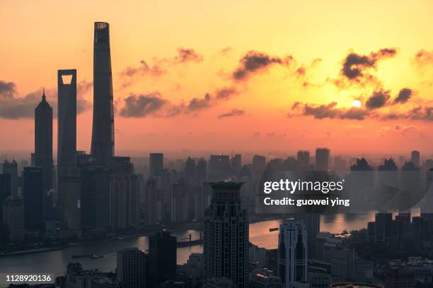 shanghai morning，red sunrise sea, sun shining - 國際名勝 - fotografias e filmes do acervo