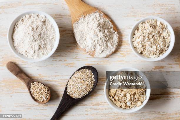 two variations of oat flakes, oat bran, oatmeal and steel-cut oats - haferflocken stock-fotos und bilder