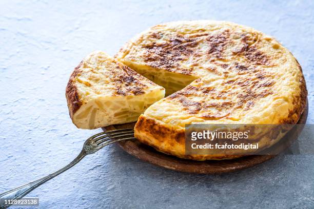 tortilla española o omelette española - prepared potato fotografías e imágenes de stock