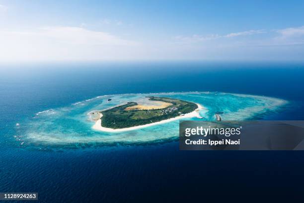 aerial view of tropical japanese island with coral reef and blue water, okinawa - océano pacífico fotografías e imágenes de stock