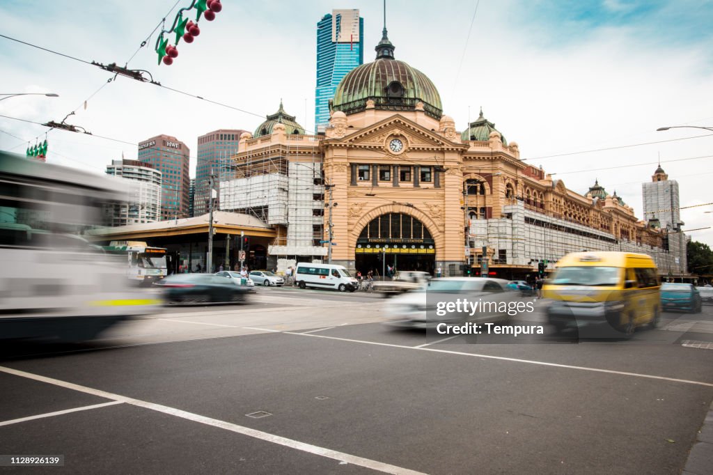 Estação com tráfego em movimento borrão de trem de Melbourne.