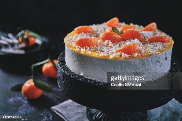 tangerine cheesecake met slagroom en witte chocolade - gateaux stockfoto's en -beelden