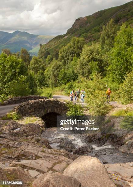 ashness bridge & fell walkers, lake district national park - keswick 個照片及圖片檔