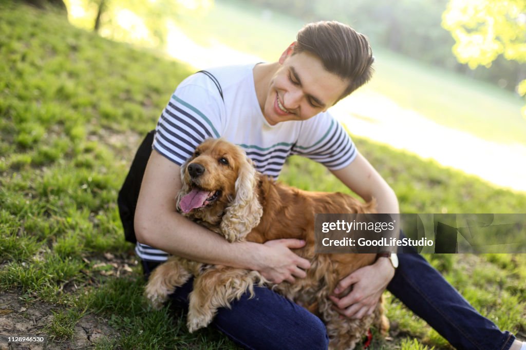 Junger Mann mit seinem Hund im park