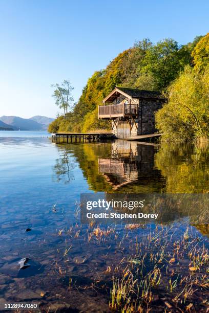 morning light on the duke of portland boat house on ullswater near pooley bridge, cumbria uk - rimessa per barche foto e immagini stock