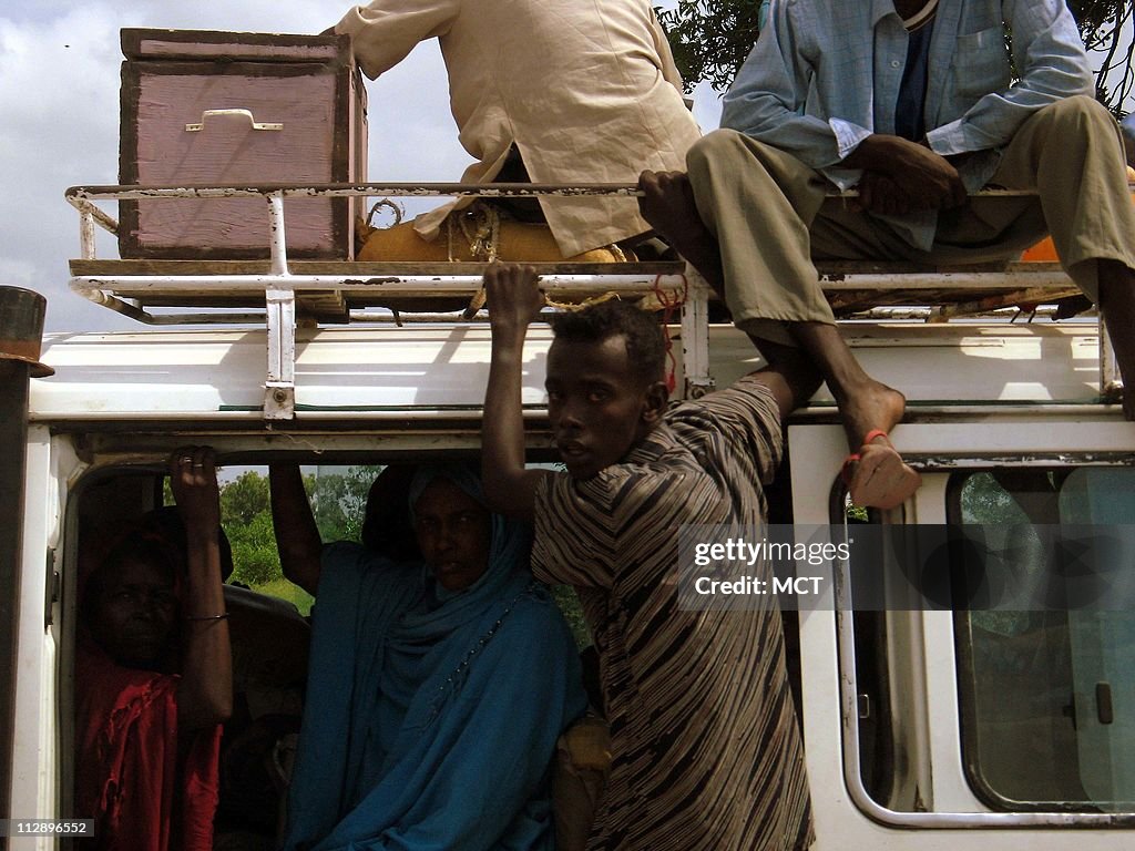 Somalis Crowd A Passenger Bus Outside Mogadishu Somalia December 8 somalis-crowd-a-passenger-bus-outside-mogadishu-somalia-december-8