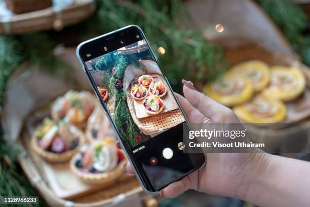 close up mixed fruit tarts on bamboo dishes. - cheese top view stockfoto's en -beelden